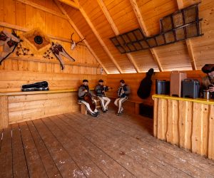 Przygotowanie do kuligu w szałasie góralskim