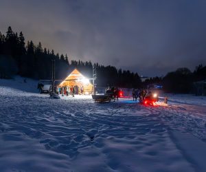 Bawimy się przy szałasie